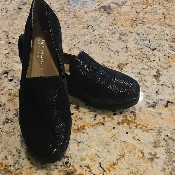 Bettye Muller Black Leather Loafers Classic low Wedges Women's Size 6.50