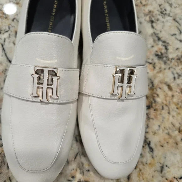 NWOT Tommy Hilfiger Creme Colored Flats with Gold & White Tone Logo Size 80