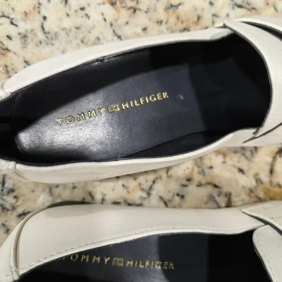 NWOT Tommy Hilfiger Creme Colored Flats with Gold & White Tone Logo Size 81