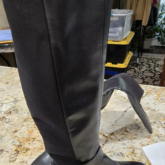 NWOB Nine West Adone Black Leather with Gold Accent Women's Size 7.59