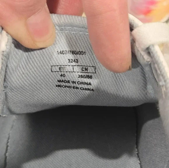 NWOB Disney Mickey Mouse & Friends Women's Sneakers Size 40/94